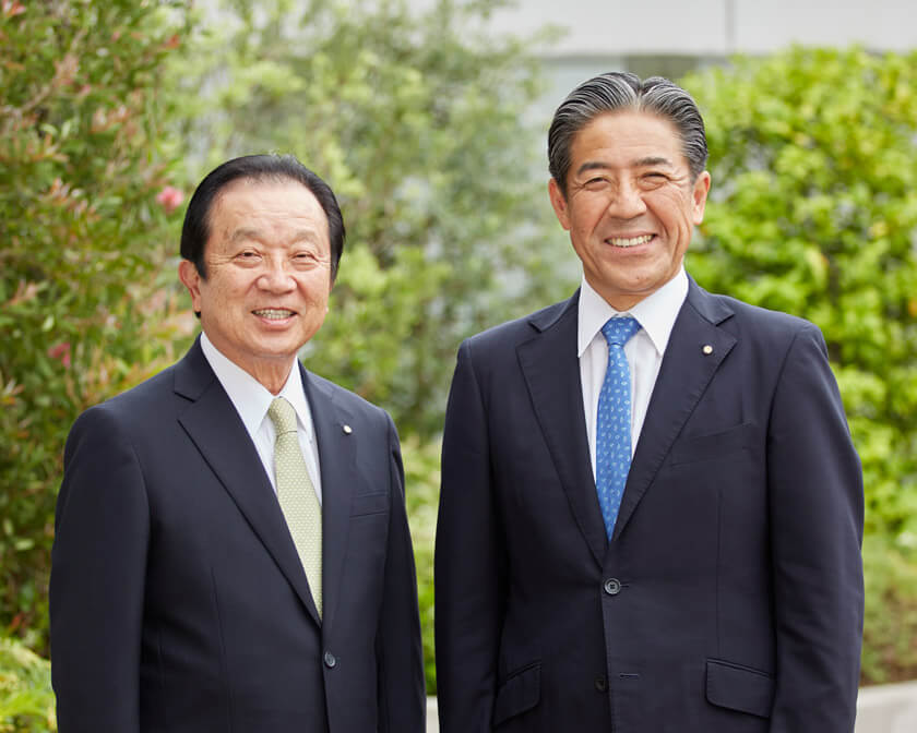 長谷川香料株式会社 代表取締役会長(CEO)海野隆雄(左)と代表取締役社長(COO)長谷川研治(右)